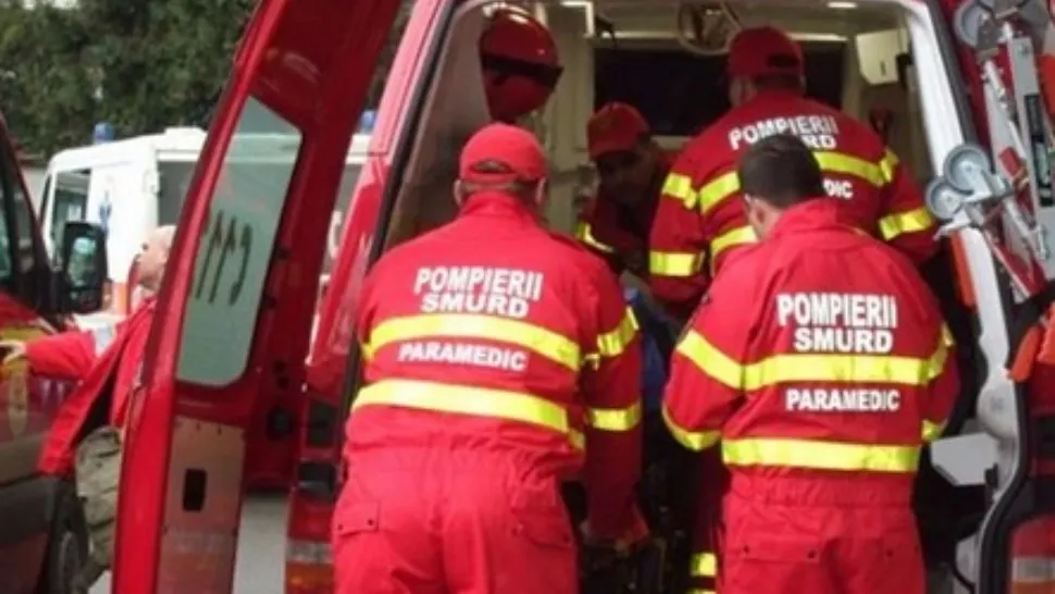 Fetiță de 12 ani, grav rănită după ce a fost lovită de o mașină pe trotuar