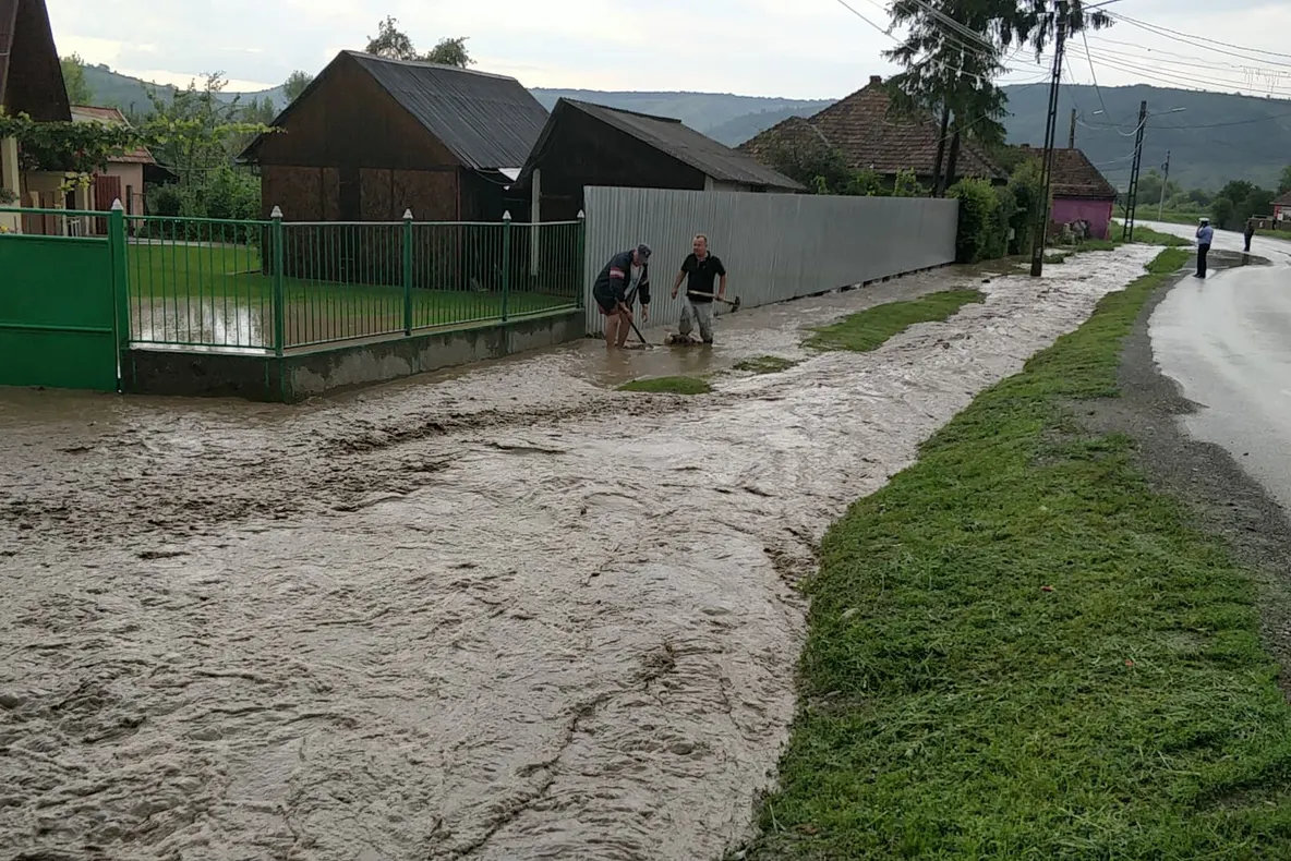 ACUM: Pompierii intervin la Cornești, Adămuș