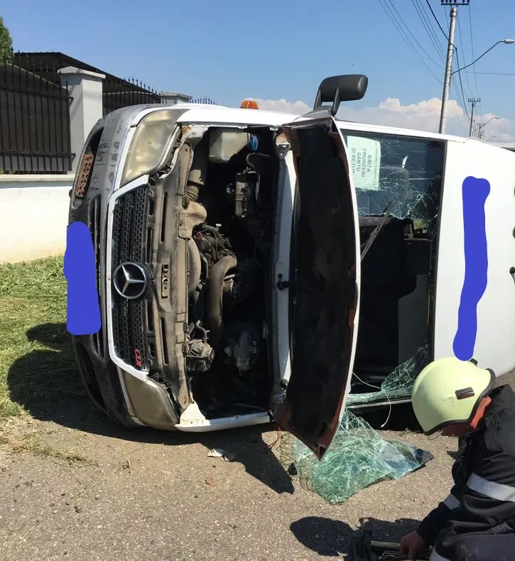 Microbuz răsturnat la Reghin