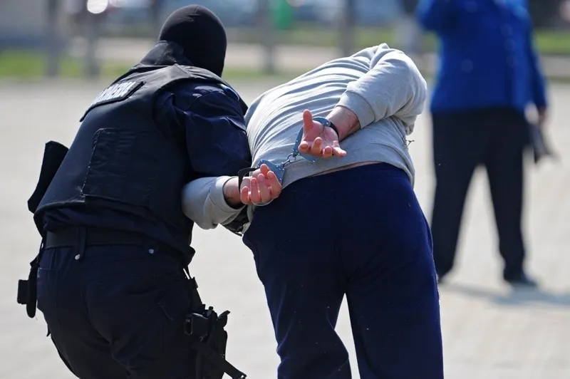 5 urmăriți național prinși în județul Mureș