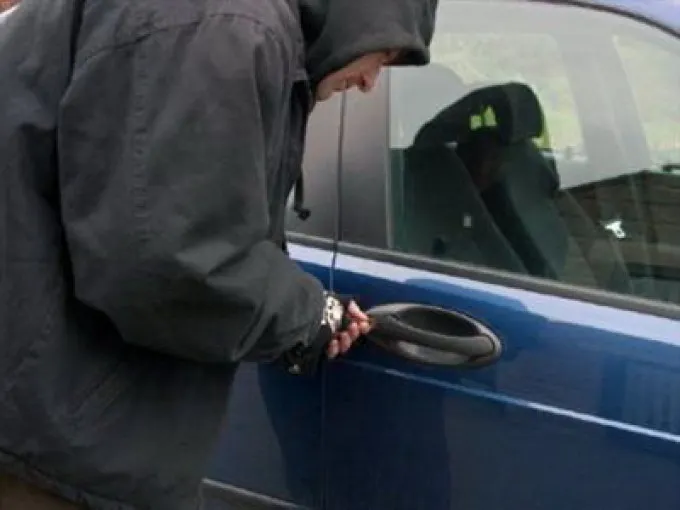 Reținuți după ce au furat peste 2.000 euro