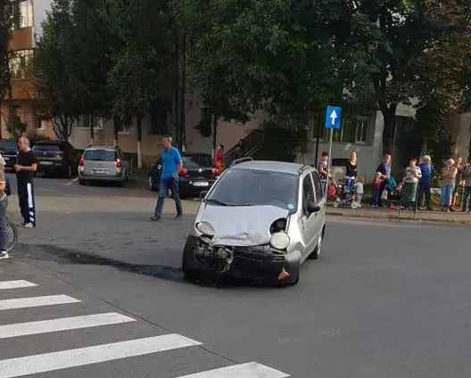 O mamă și fiica ei de 1 an și 8 luni, accidentate pe trotuar