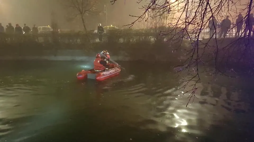 ACCIDENT GRAV: O mașină cu trei tineri a plonjat în Turbină