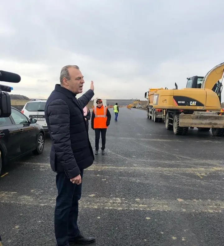Reacții la vizita ministrului-demisionar Lucian Șova: "Autostrada de 6 minute"