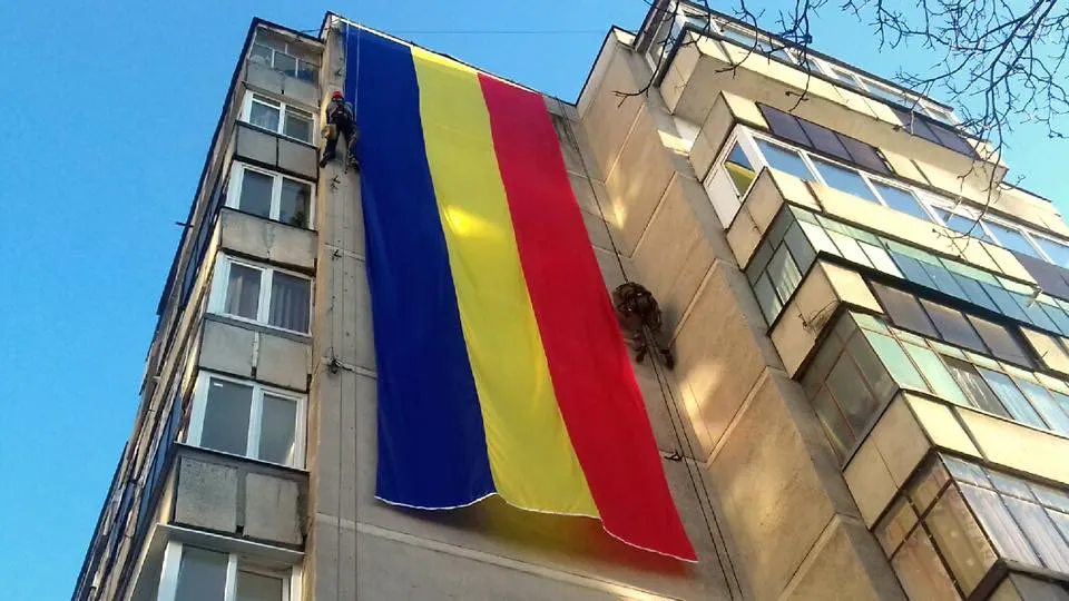Tricolor de 14 metri, pe un bloc din "Tudor"
