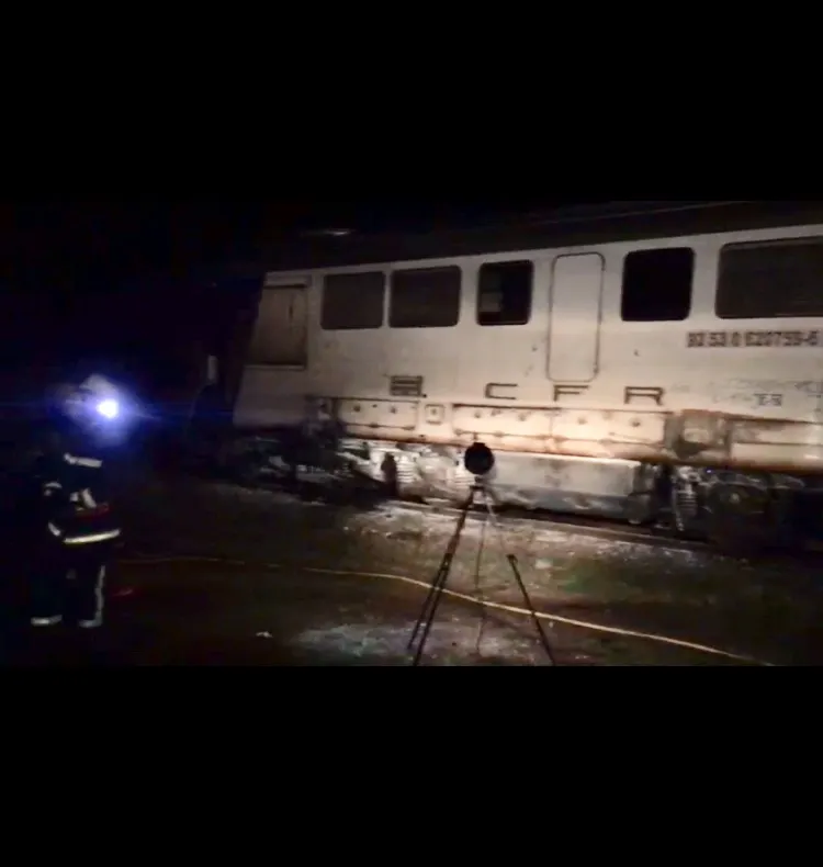 FOTO: TÎRGU MUREȘ: INCENDIU LA O LOCOMOTIVĂ, 100 de călători evacuați