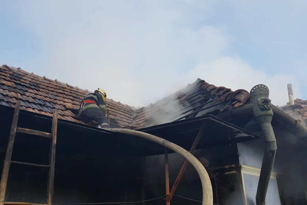 FOTO: Incendiul în Sângeorgiu de Pădure