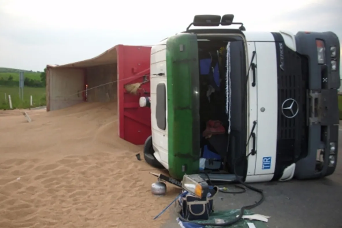 Un camion încărcat cu grâu s-a răsturnat lângă Luduș
