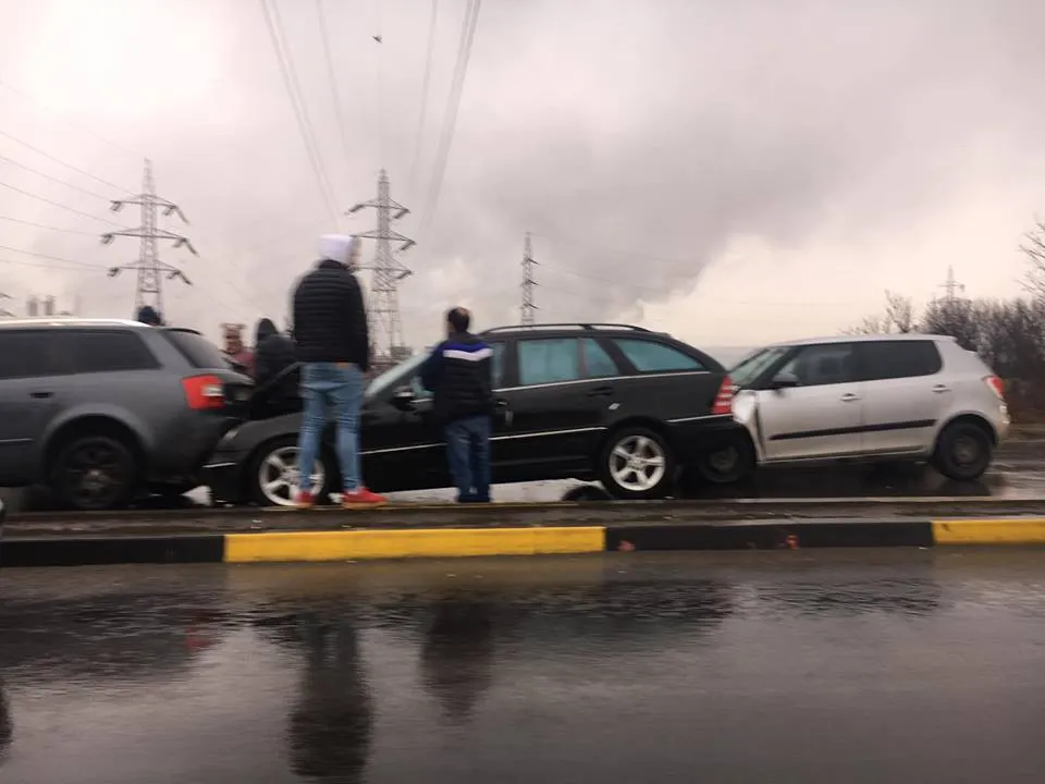 FOTO: Accident spre Promenada Mall. Circulația pe Gh. Doja, blocată