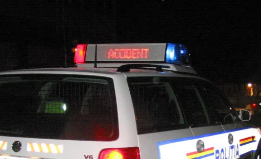 DANEȘ: A intrat cu mașina în zid. Nu avea permis de conducere