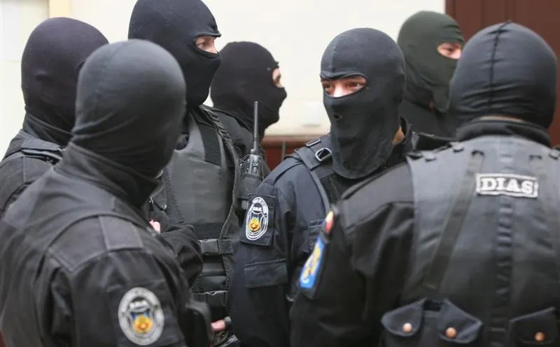 18 percheziții și 14 mandate de aducere