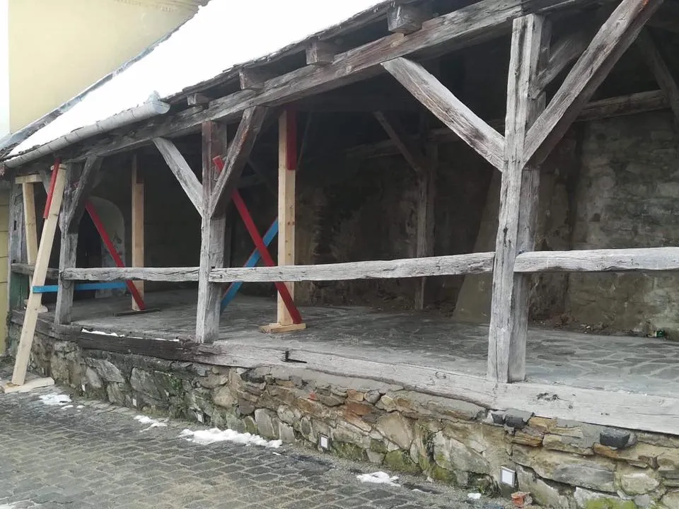 INCREDIBIL! Cetatea Sighișoarei pusă în proptele