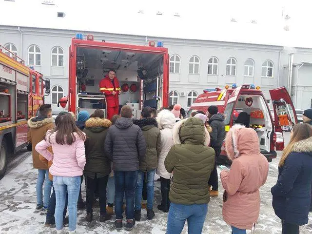 Voluntari-elevi, pregătiți de pompierii mureșeni