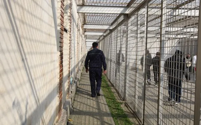A fost adus sub escortă la Penitenciarul Târgu Mureș