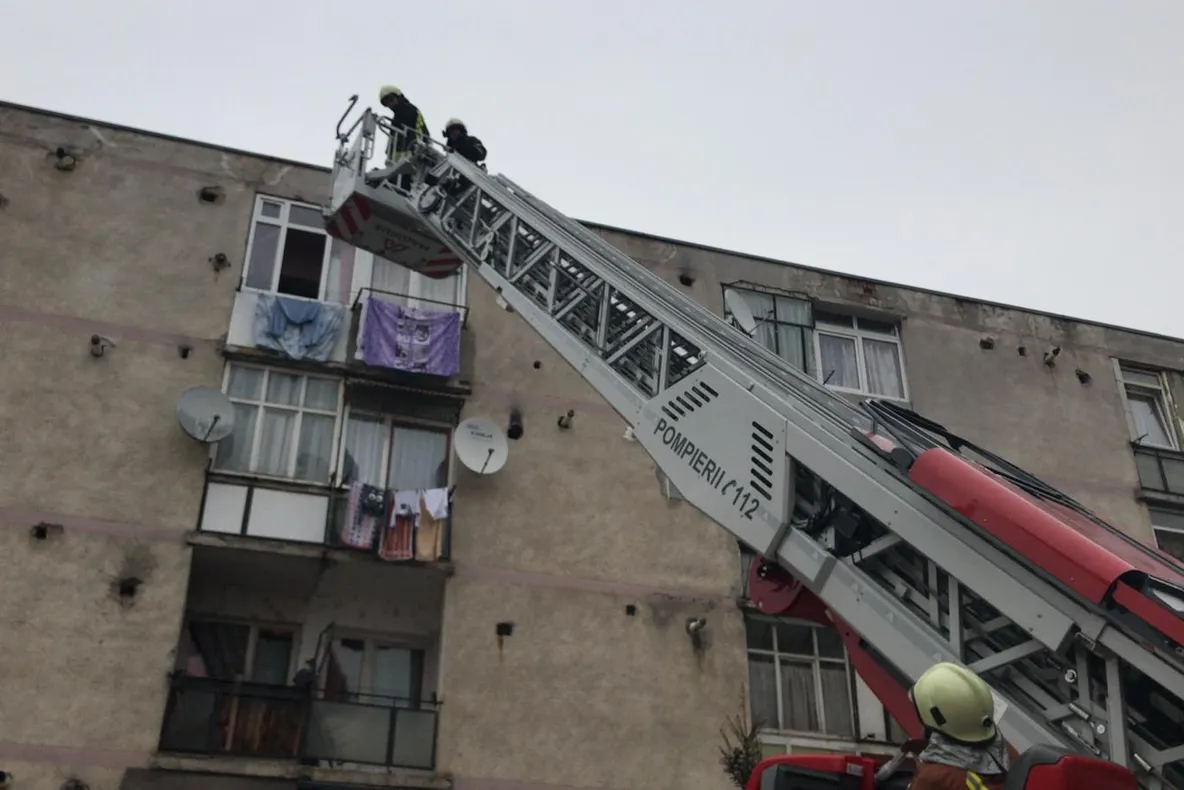 UPDATE. Incendiul de la Reghin a fost lichidat. 18 persoane evacuate