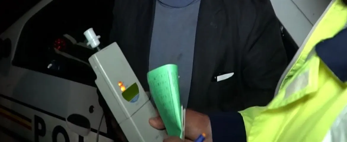 INCREDIBIL: Conducea beat, fără permis și cu mașina furată. Are 21 de ani!