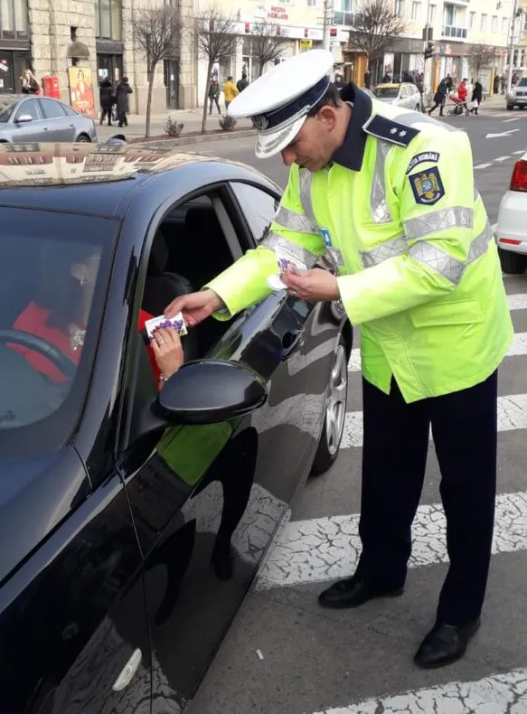 FOTO: Mărțișoare de la polițiști și pompieri