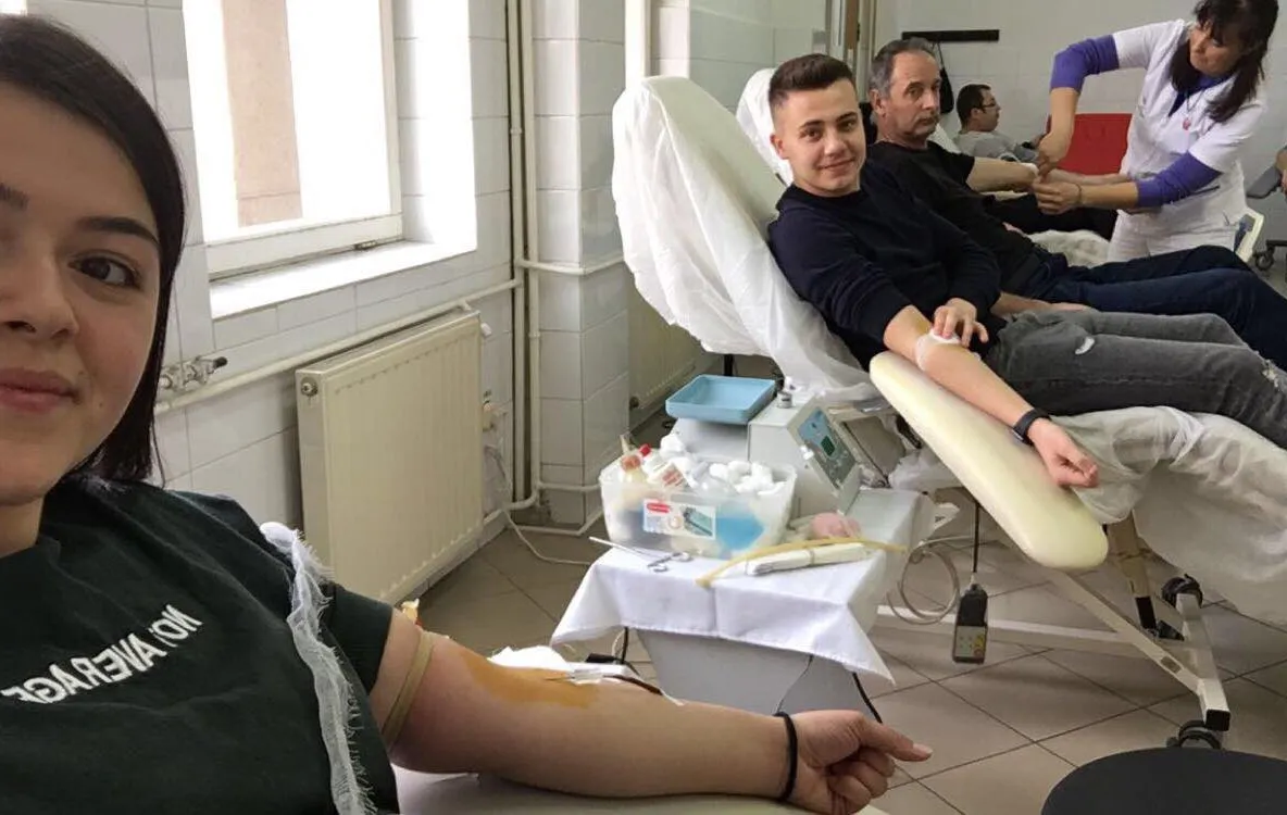 JOS PĂLĂRIA! Studenții mureșeni au donat sânge, la Centrul Regional de Transfuzie Sanguină