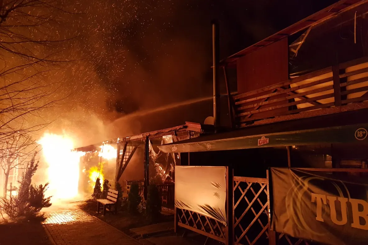 VIDEO: CULISELE INTERVENȚIEI de astă noapte, la incendiul din "Week-end"
