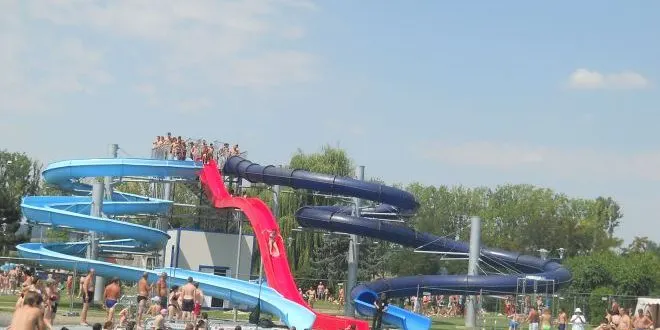 ÎN CURÂND: Complex de patru tobogane noi, la "Week-end"