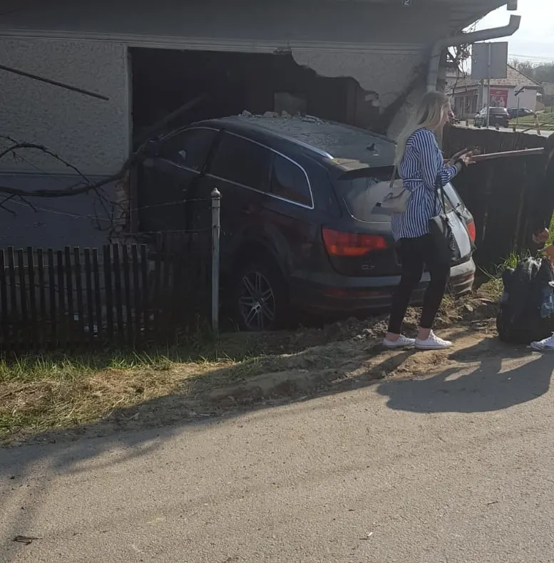 VIDEO: Un Audi Q7 a intrat direct într-o casă din Botorca