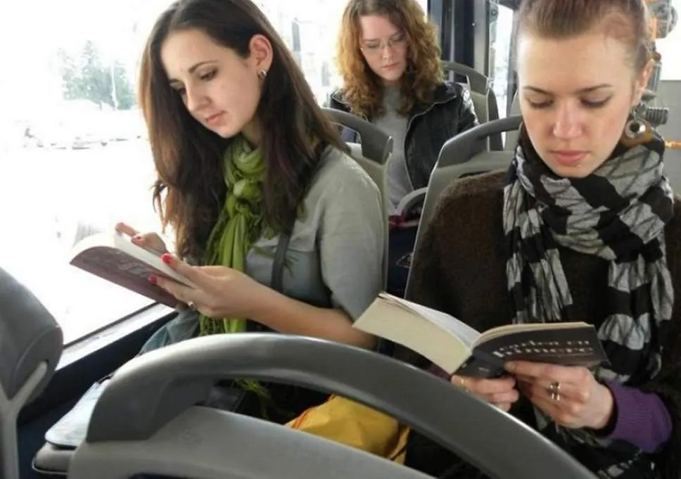 ASTĂZI, LA TÂRGU MUREȘ: Puteți citi în MINIBIBLIOTECA DIN AUTOBUZ