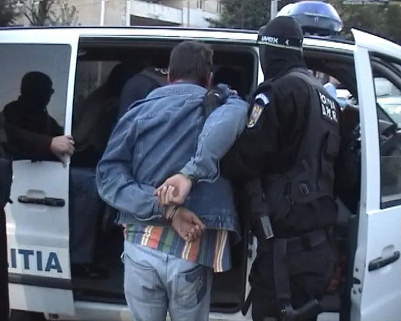 Bărbat REȚINUT de polițiști, la Reghin!