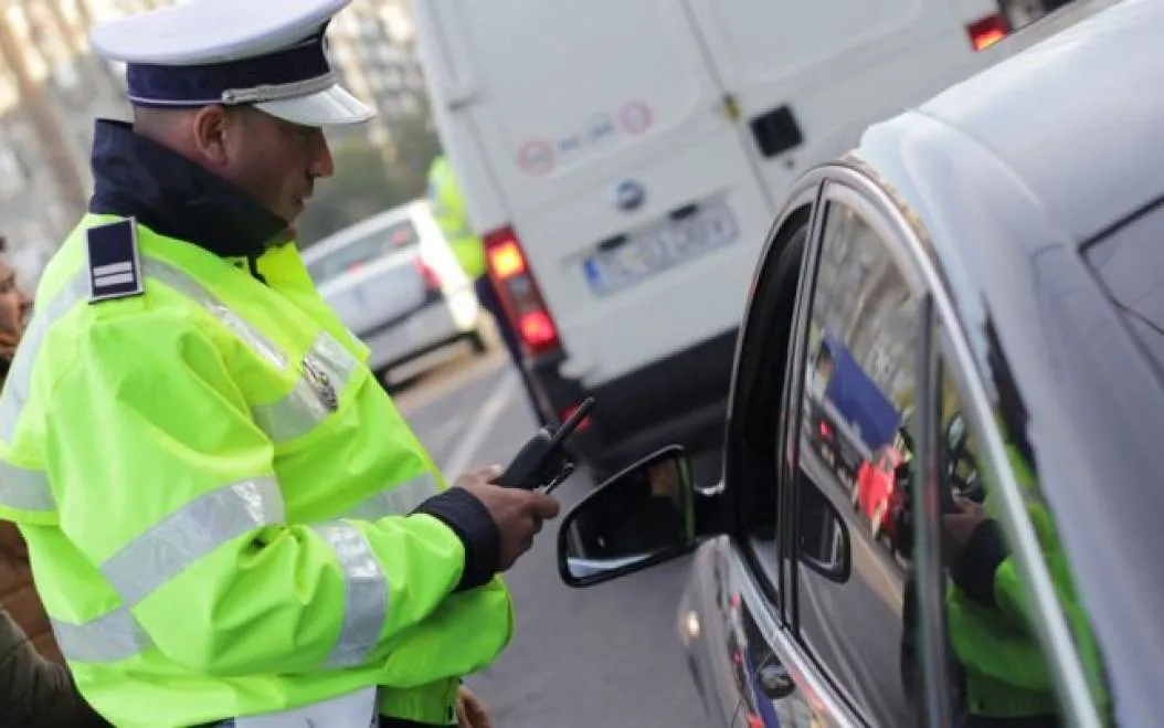 MUREȘ: Prinși în trafic, fără permis și băuți