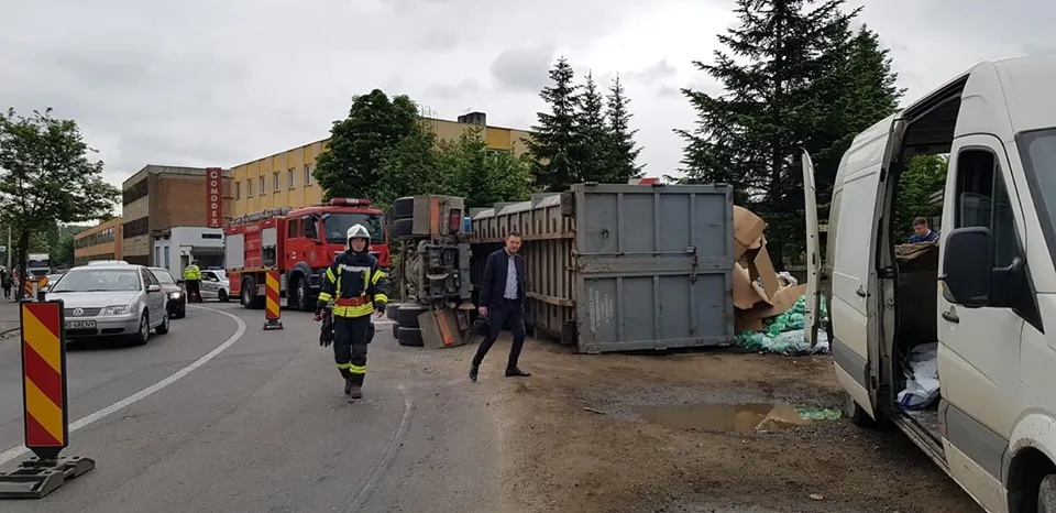 TRAFIC DE COȘMAR. TIR răsturnat pe strada Bega și pieton lovit pe strada Gheorghe Doja