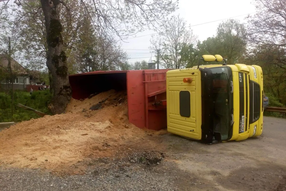 TIR răsturnat la Beica de Jos