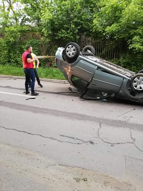 ASTĂZI: Accident la Păcureni. Era băut și a intrat cu mașina într-un autobuz