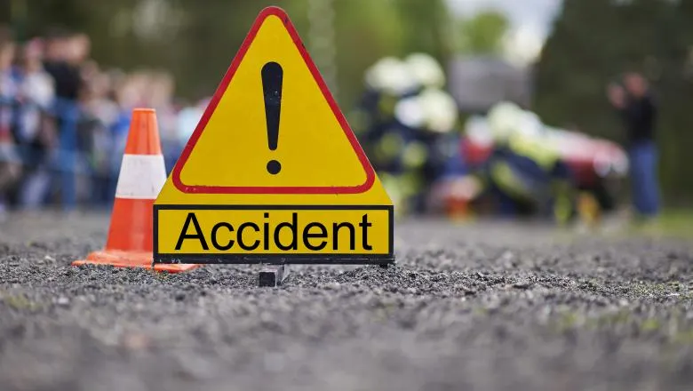 Accident la Sânișor: o femeie de 30 de ani a pierdut controlul asupra direcției și a intrat în stâlp