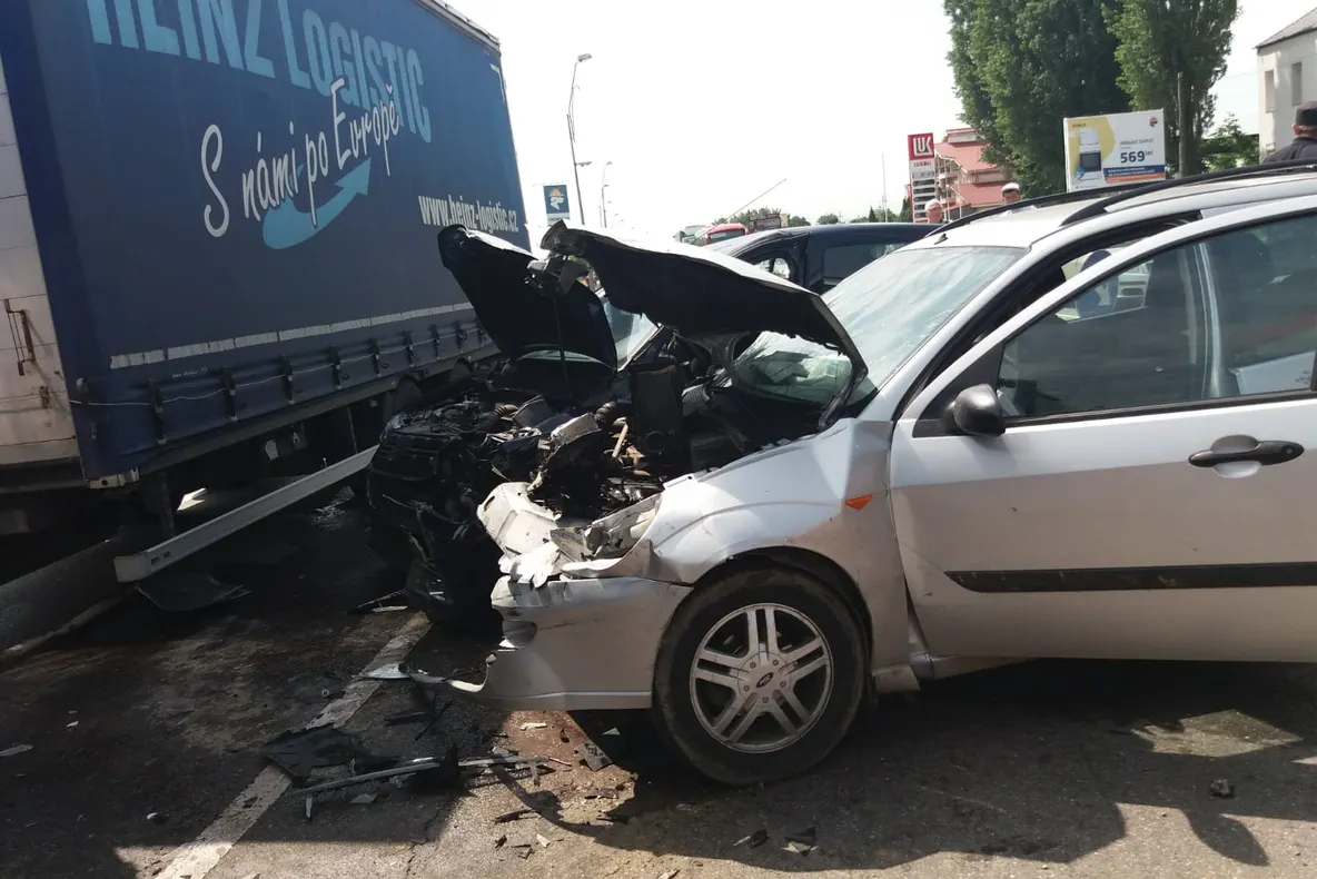 ACĂȚARI: A adormit la volan și a intrat într-un cap de pod