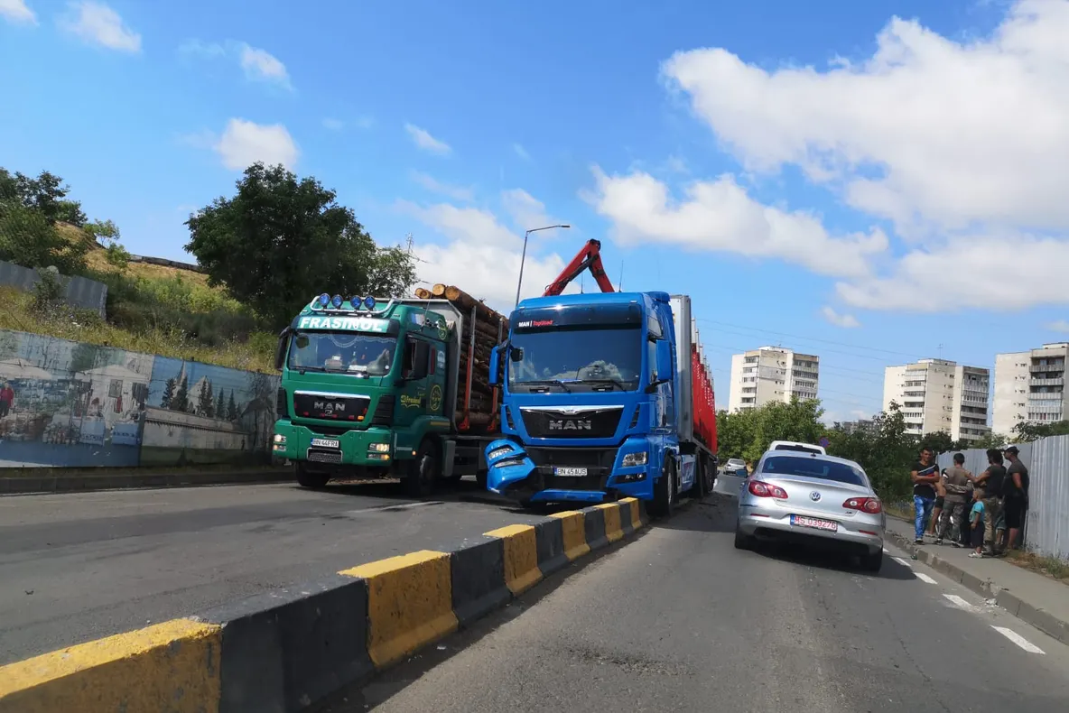 FOTO: Ansamblu de vehicule, incident pe Calea Sighișoarei