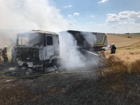 Un camion a luat foc în Fărăgău