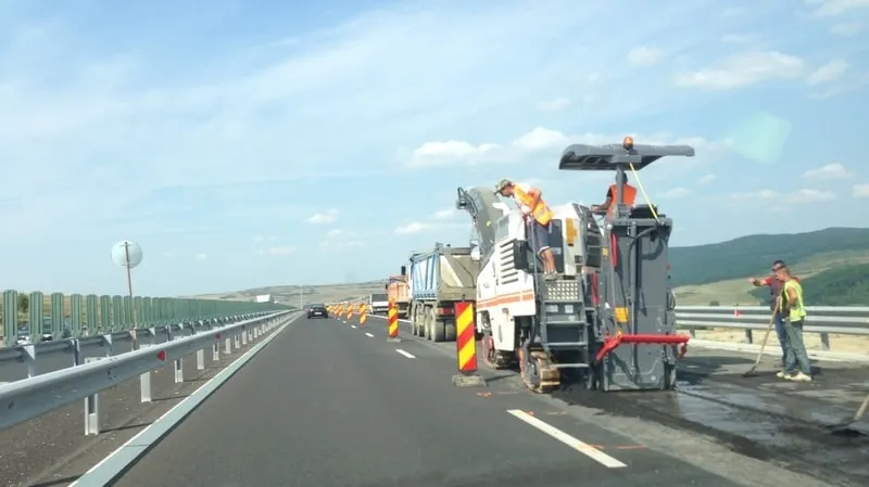 Se montezaă grinzile pasajului peste Autostradă, la Iernut. RESTRICȚII DE CIRCULAȚIE!