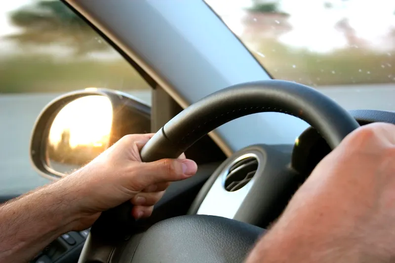Tânăr de 17 ani, prins băut la volan, după ce a acroșat două mașini. Evident, nu avea permis!