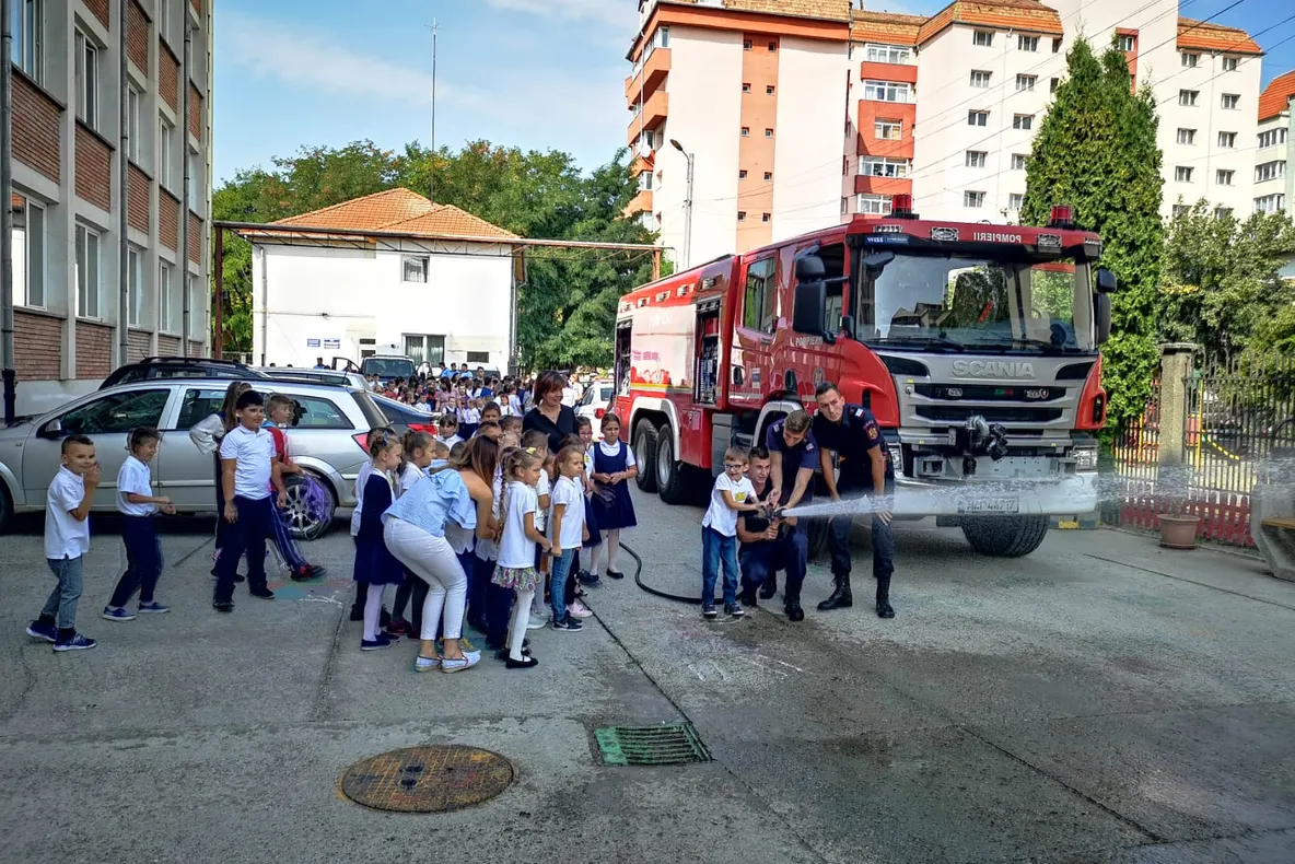 ASTĂZI: Restricții de circulație pe strada Înfrățirii. Traseele autobuzelor au fost schimbate