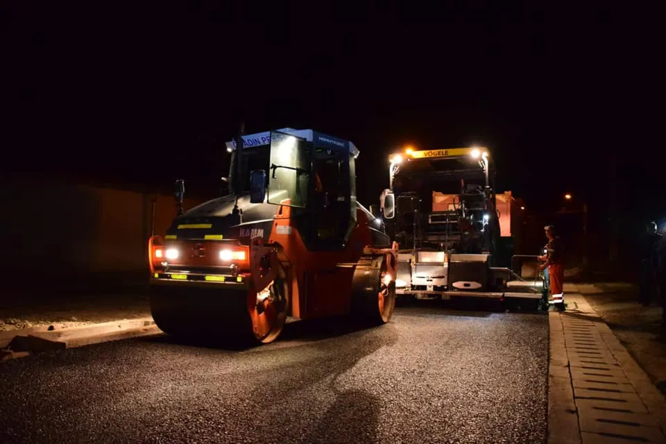 Lucrări la adăpostul nopții, pe strada 8 martie din Târgu Mureș