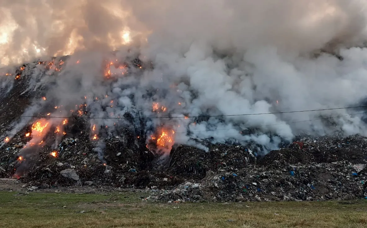 După 18 ore: incendiul de la groapa de gunoi din Sighișoara a fost stins