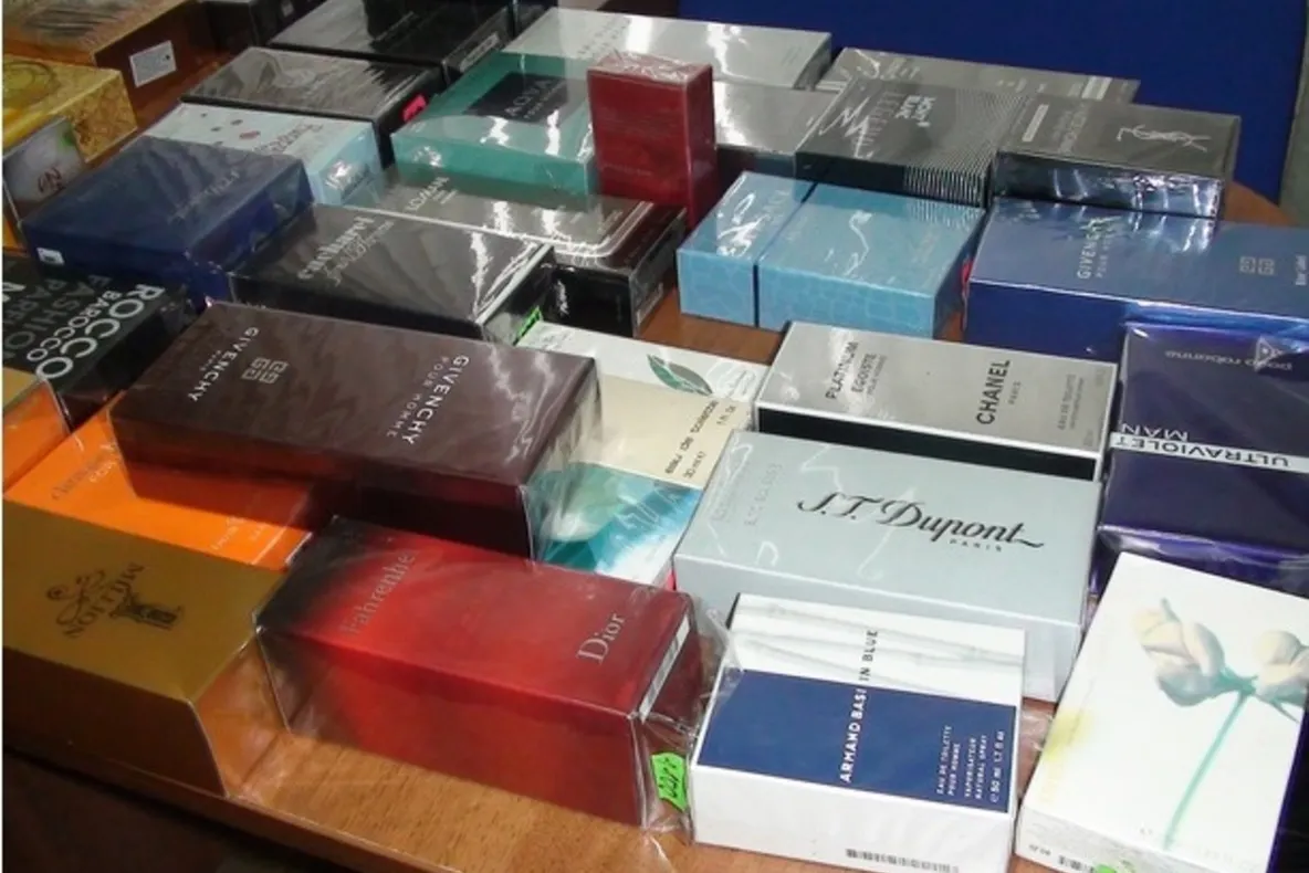 A furat un parfum dintr-un magazin din Sighișoara. A fost reținut!