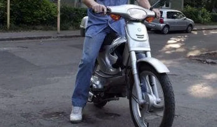 Dosar penal pentru moped neînmatriculat, condus fără permis