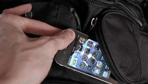 A fost reținut, după ce a furat două telefoane mobile