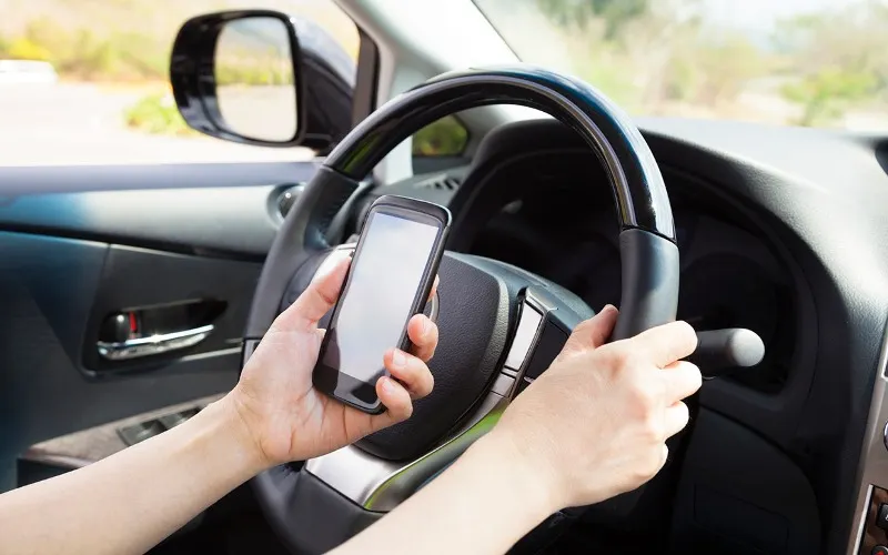 870 de lei amendă, pentru folosirea telefonului la volan