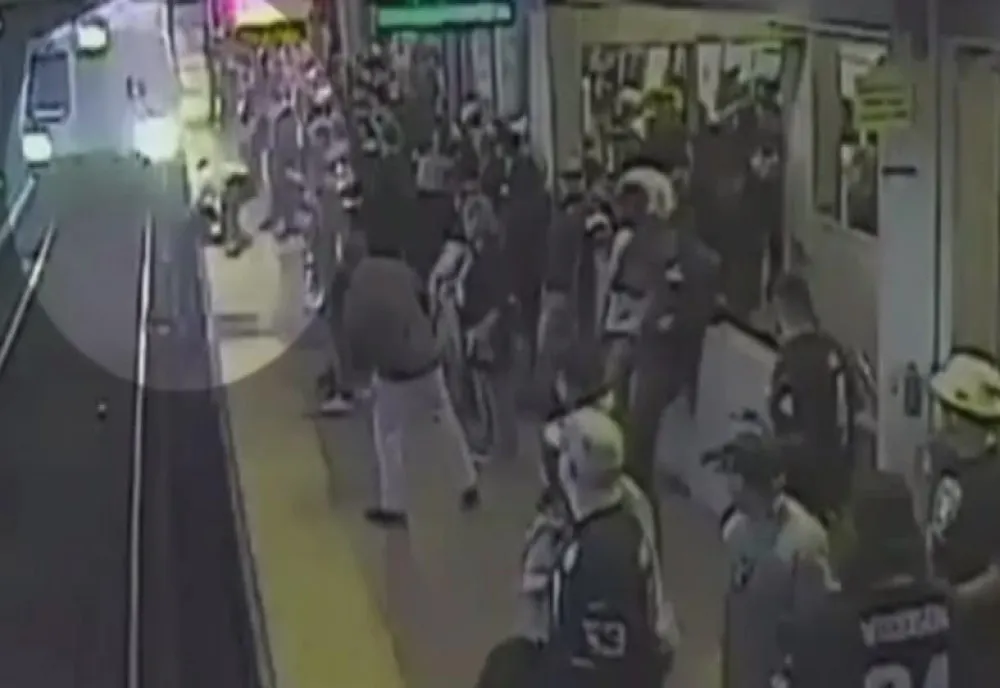 Un bărbat, care a căzut pe șinele de la metrou, salvat în ultima clipă. Ce i-a transmis salvatorul acestuia