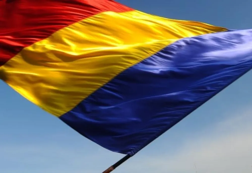 LIPSA DE INSPIRAȚIE? La 4 ani de la un proiect similar al Consiliului Județean, Primăria Târgu Mureș împarte steaguri
