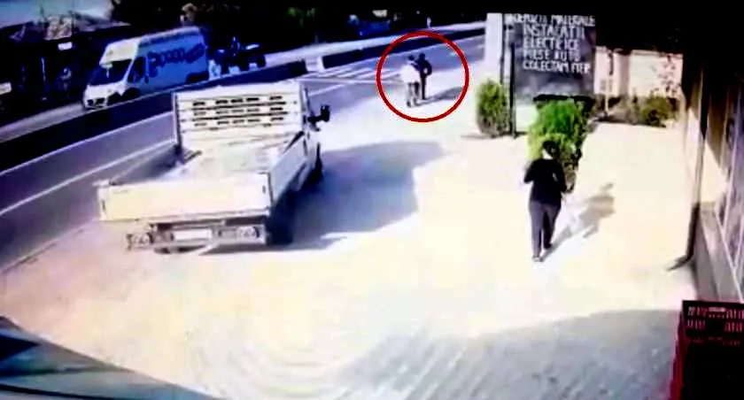 Un șofer beat lovit o ambulanță care circula regulamentar