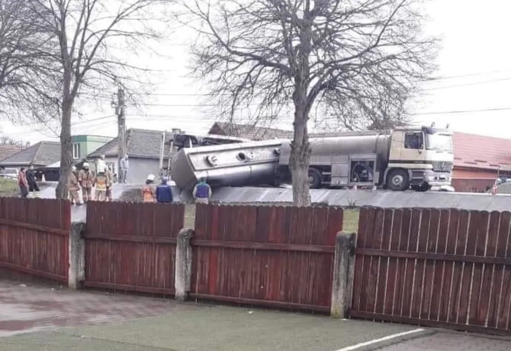 Cisternă cu lapte, răsturnată la Chendu! Trafic blocat