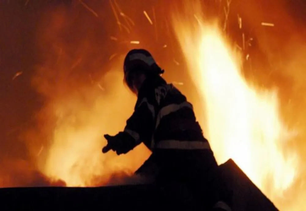 Un incendiu a blocat drumul spre Pănet
