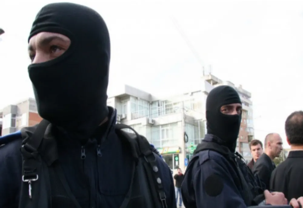 Percheziţii într-un dosar de tâlhărie calificată! Doi bărbaţi au fost reţinuţi